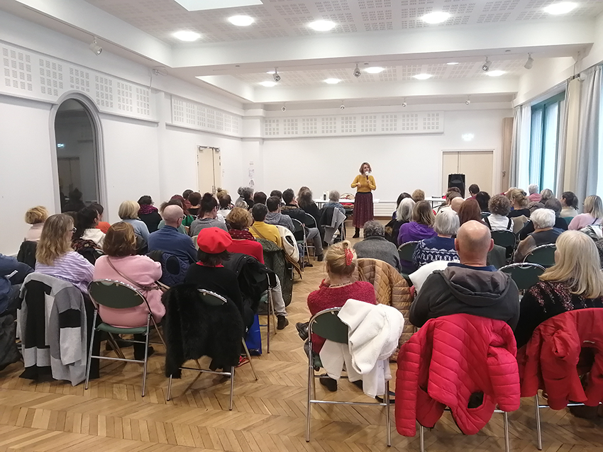 La-médium-en-Bretagne-communique-avec-le-monde-spirituel_Michèle-Meillac médium_Médiumnité en salle_Médiumnité publique_Les-Gardiennes