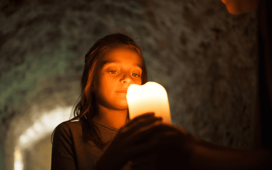Femme méditant avec une bougie l'espace lumineux en elle, symbolisant la reconnexion avec son âme, la guidance spirituelle et l’écoute de l’appel intérieur.
